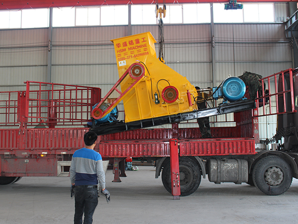 兩臺(tái)粉碎機(jī)和兩臺(tái)滾筒篩發(fā)貨現(xiàn)場